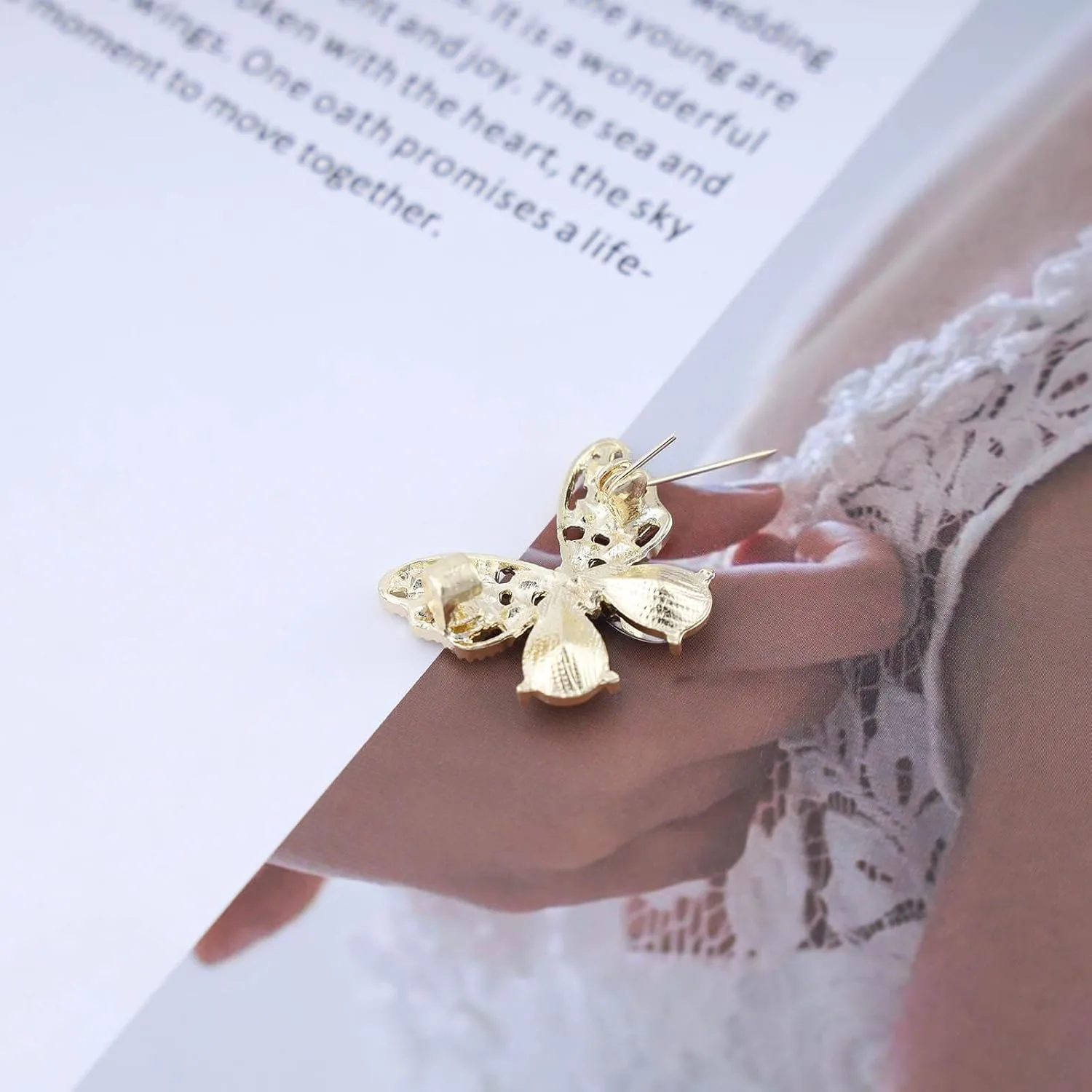 Boho Crystal Butterfly Brooches Pin Pearl Shell Resin Butterfly Brooch Pin Hollow Butterfly Wing Brooch Lepel Pin Rhinestone Butterfly Brooch Pin Decorative Collar Safety Pins(Green Resin 1)
