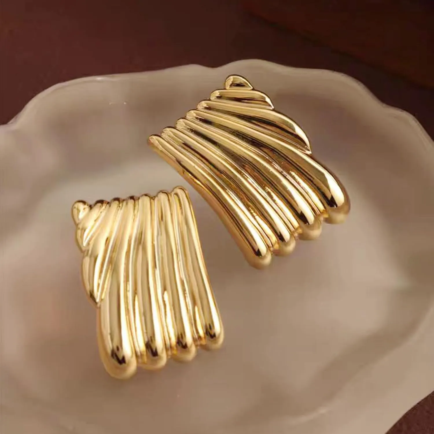 Chunky Gold Earrings Statement Earrings for Women Gold Seashell Starfish Earrings Ocean Summer Beach Jewelry Irregular Exaggerated Geometric Earrings Jewelry Gifts