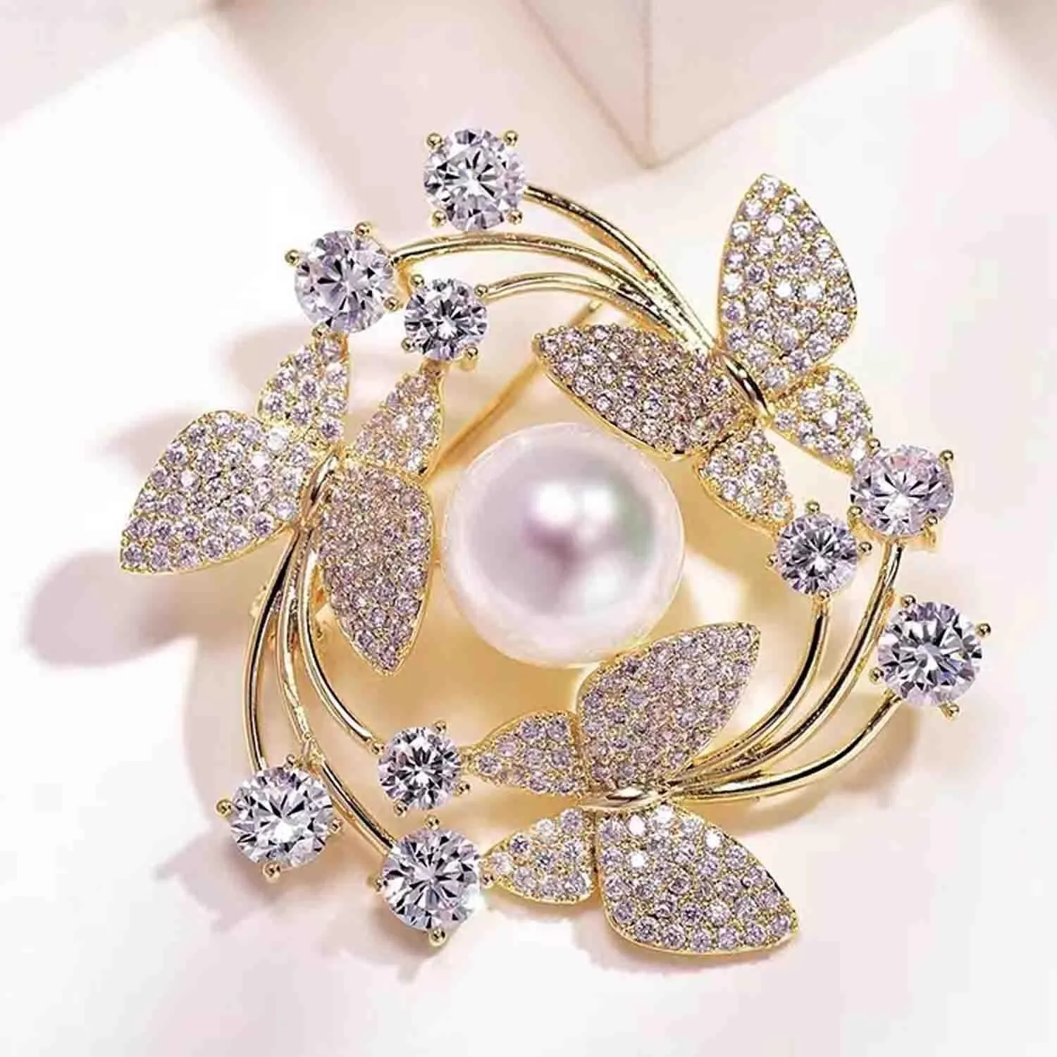 Crystal Pearl Flower Brooches Pins Fashion Beautiful Created Rhinestone Floral Brooch Good Idea for Party Dance Wedding Banquet for Elegant Women Girl