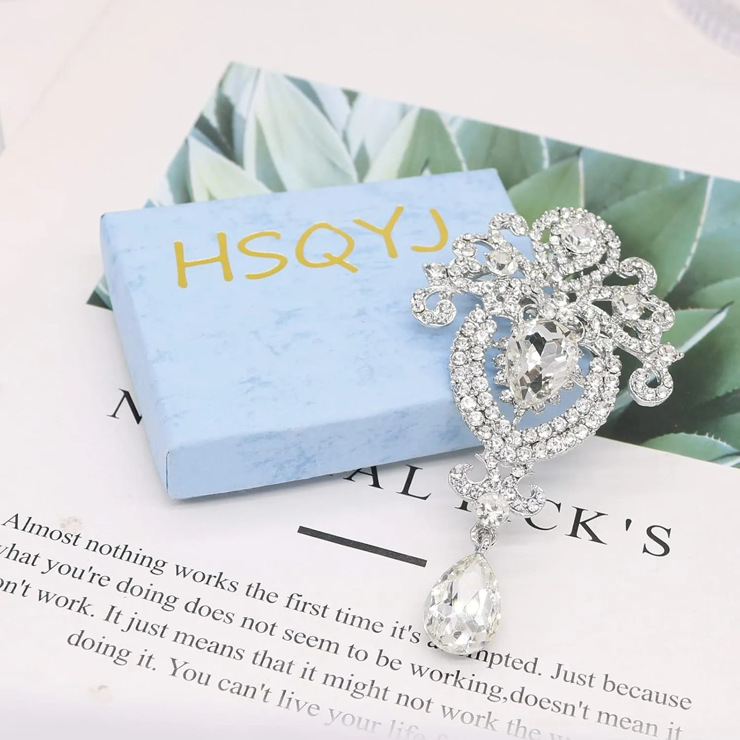 Crystal Pearl Flower Brooches Pins Fashion Beautiful Created Rhinestone Floral Brooch Good Idea for Party Dance Wedding Banquet for Elegant Women Girl