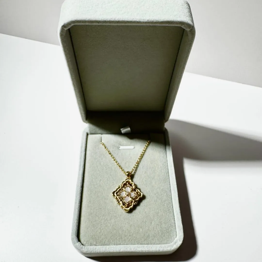 DISTANT DRUMS Gold Clover Jewelry for Women, Double-Sided Pendant by 18K Gold-plated with Gemstone inlaid Shell Pearl Pendant Necklace,Bracelet,Earrings,Gold Jewelry Set for Women