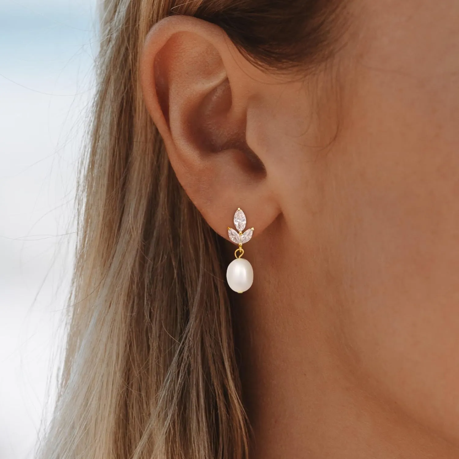 Pearl Earrings for Women Trendy, 14k Gold Plated Freshwater CZ Leaf Pearl Dangle Drop Gold Earrings Lightweight Hypoallergenic Stud Earring Bridesmaid Wedding Gold Jewelry for Women Gifts